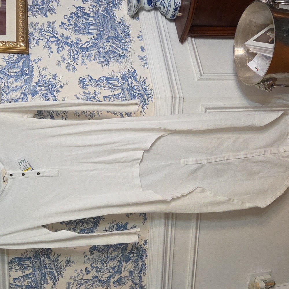 White Long Sleeve High-Low Top. XS